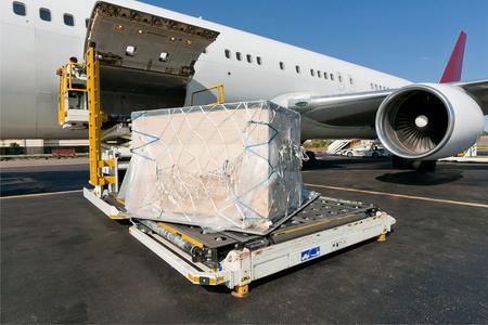 物流进出口和运输行业背景港口工程控制加载容器,对讲机交谈交付货